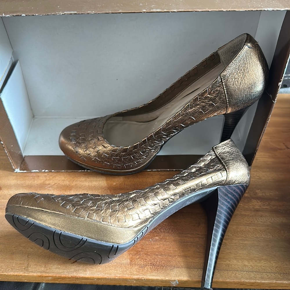 Andrew Geller Bronze Leather Woven Pump Platform size 8 gold